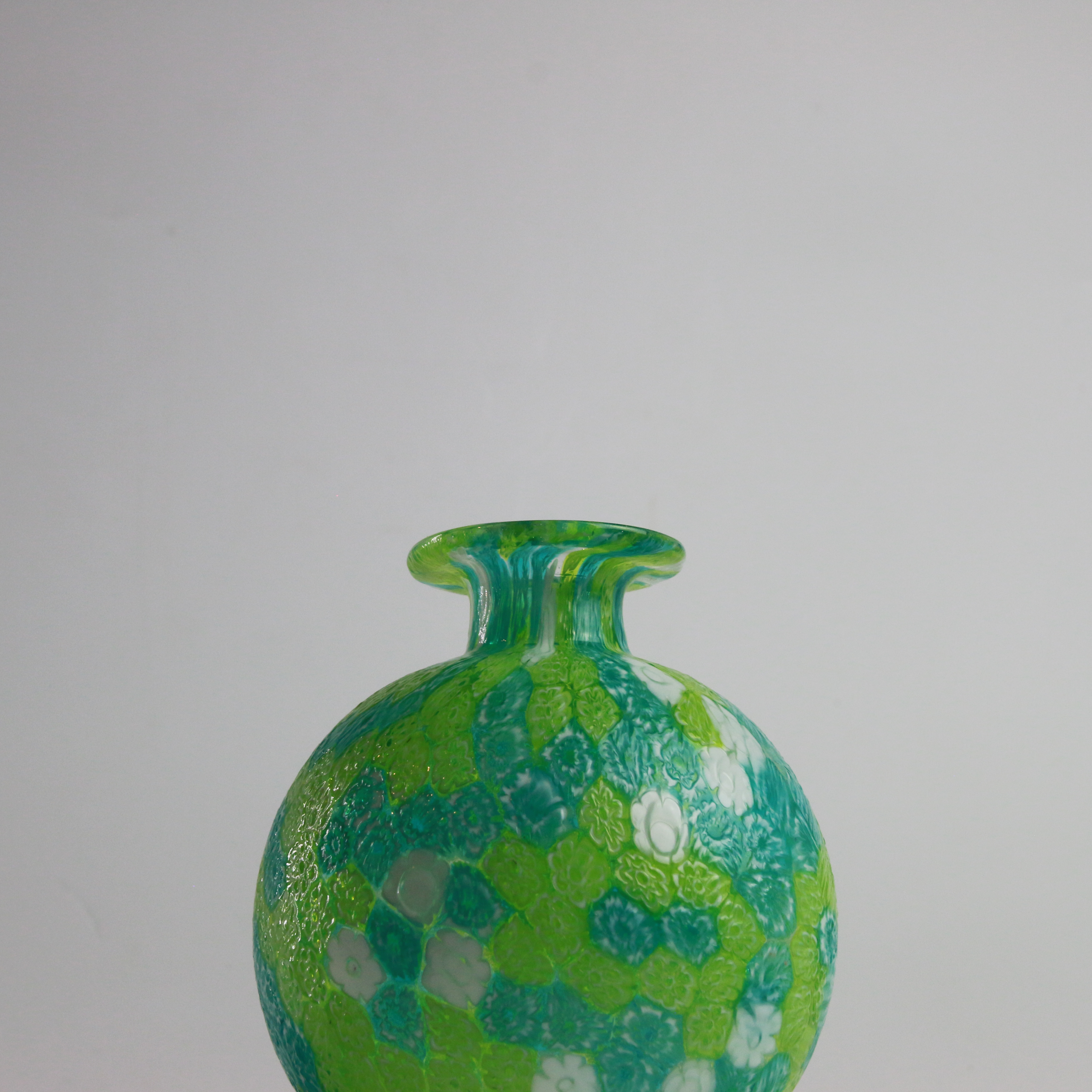 Laguna Fiorita – Vaso sferico in vetro di Murano con murrine floreali verdi