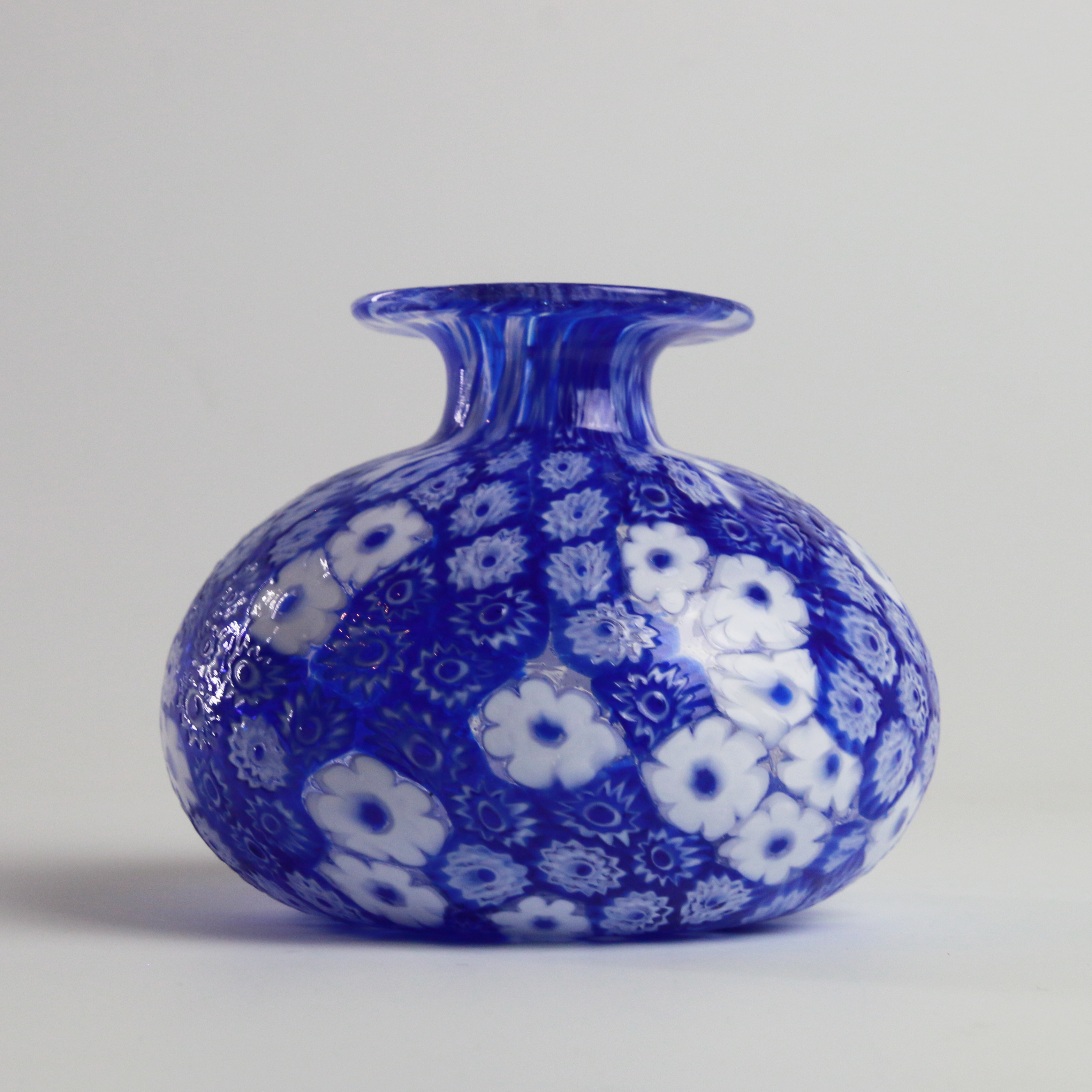 Laguna Fiorita – Vaso Cipolla in Vetro di Murano con Murrine Floreali Blu