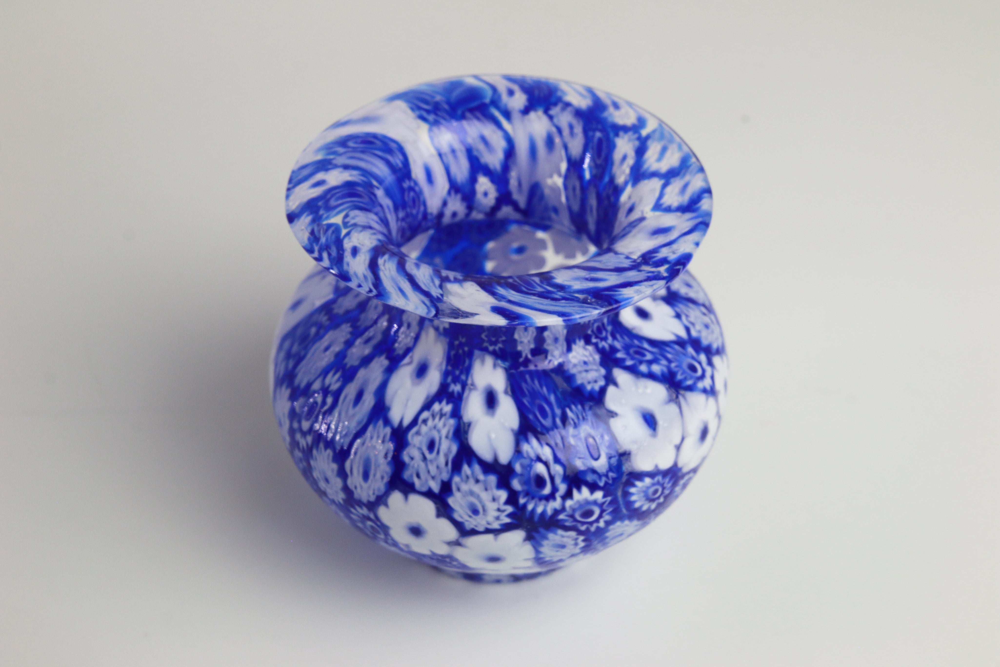 Laguna Fiorita – Vaso anfora in Vetro di Murano con murrine floreali blu