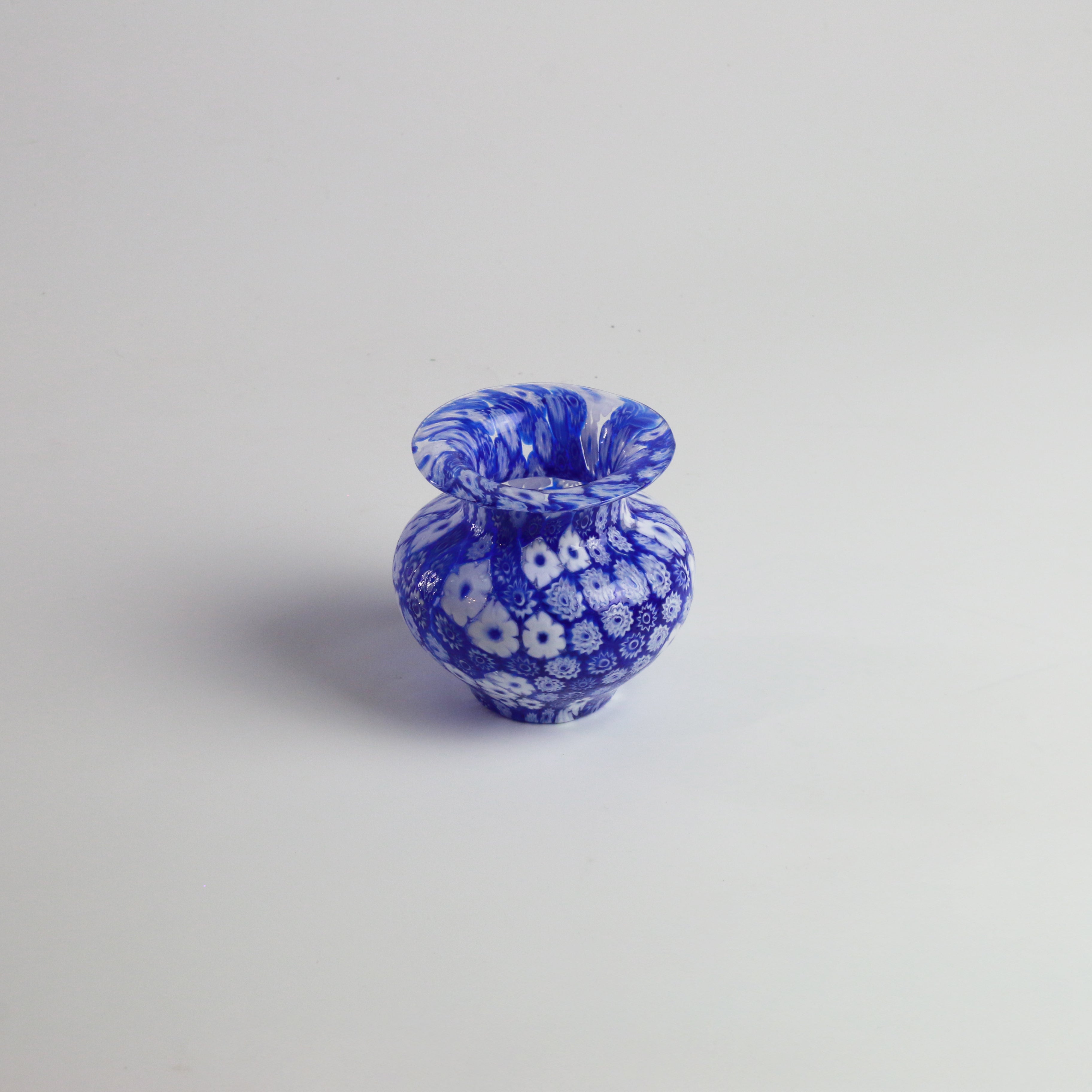 Laguna Fiorita – Vaso anfora in Vetro di Murano con murrine floreali blu