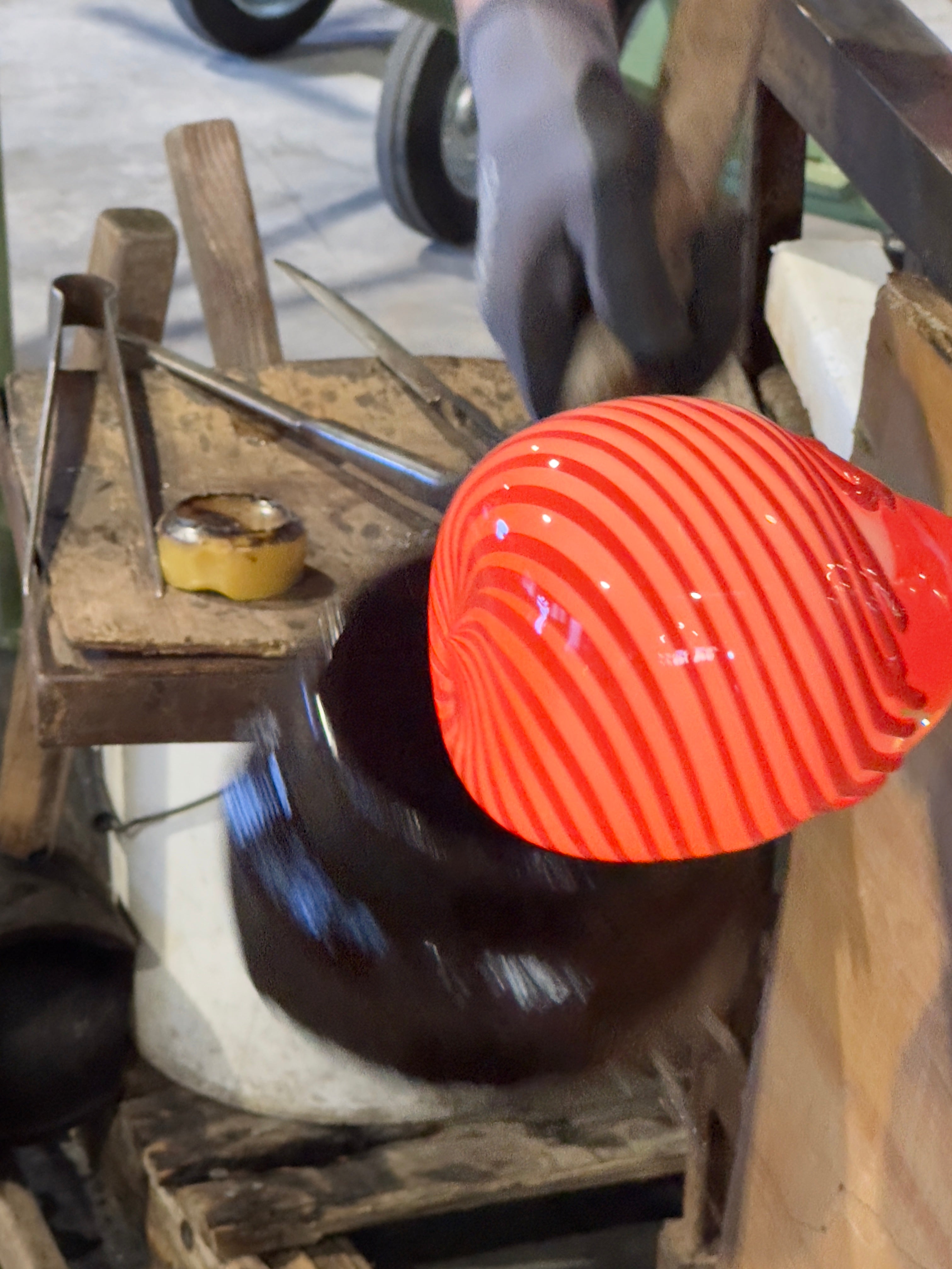 Lampada da tavolo Candy a sfera in vetro di Murano, spirale rossa e bianca D30