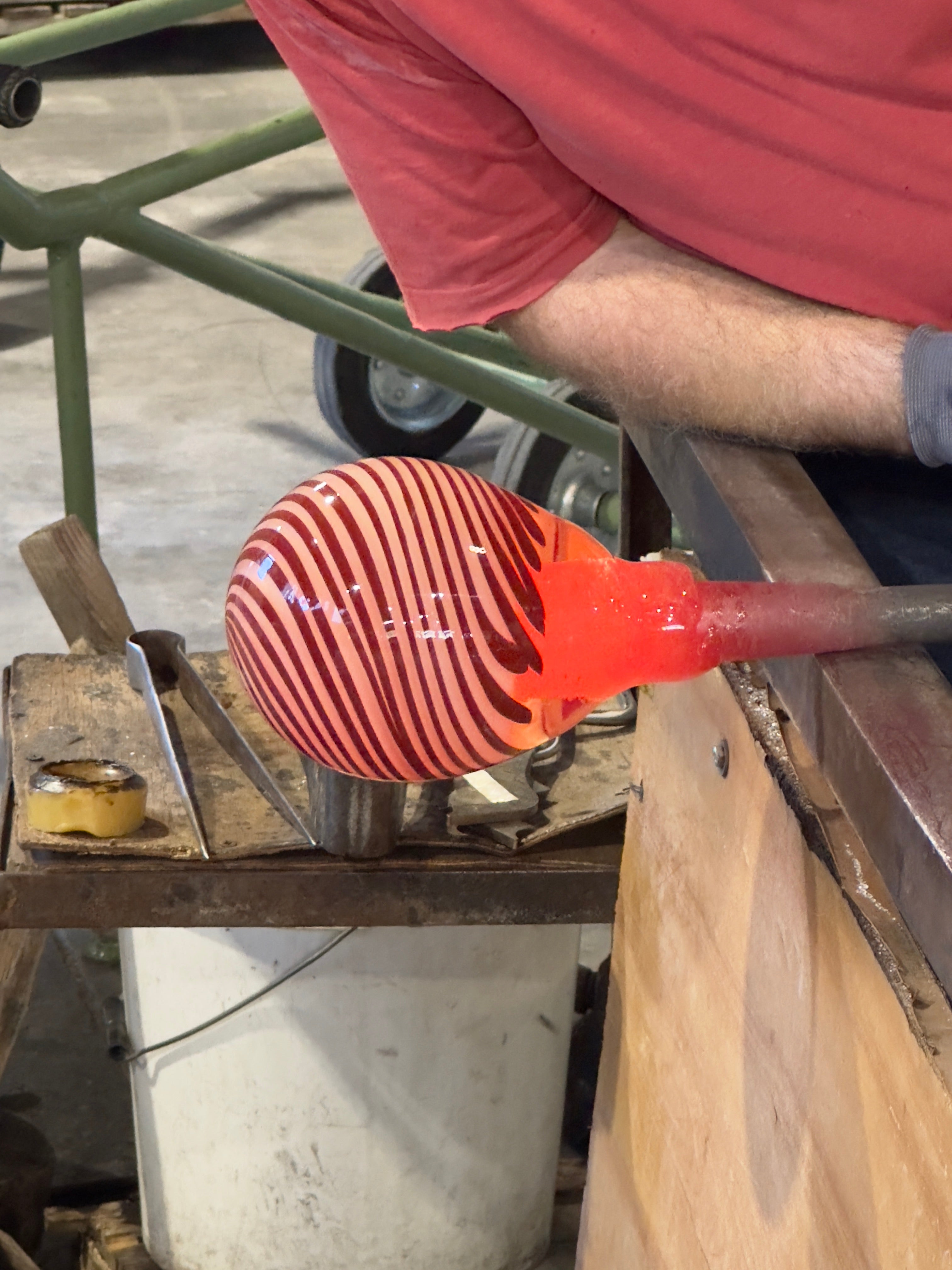 Lampada da tavolo Candy a sfera in vetro di Murano, spirale rossa e bianca D30