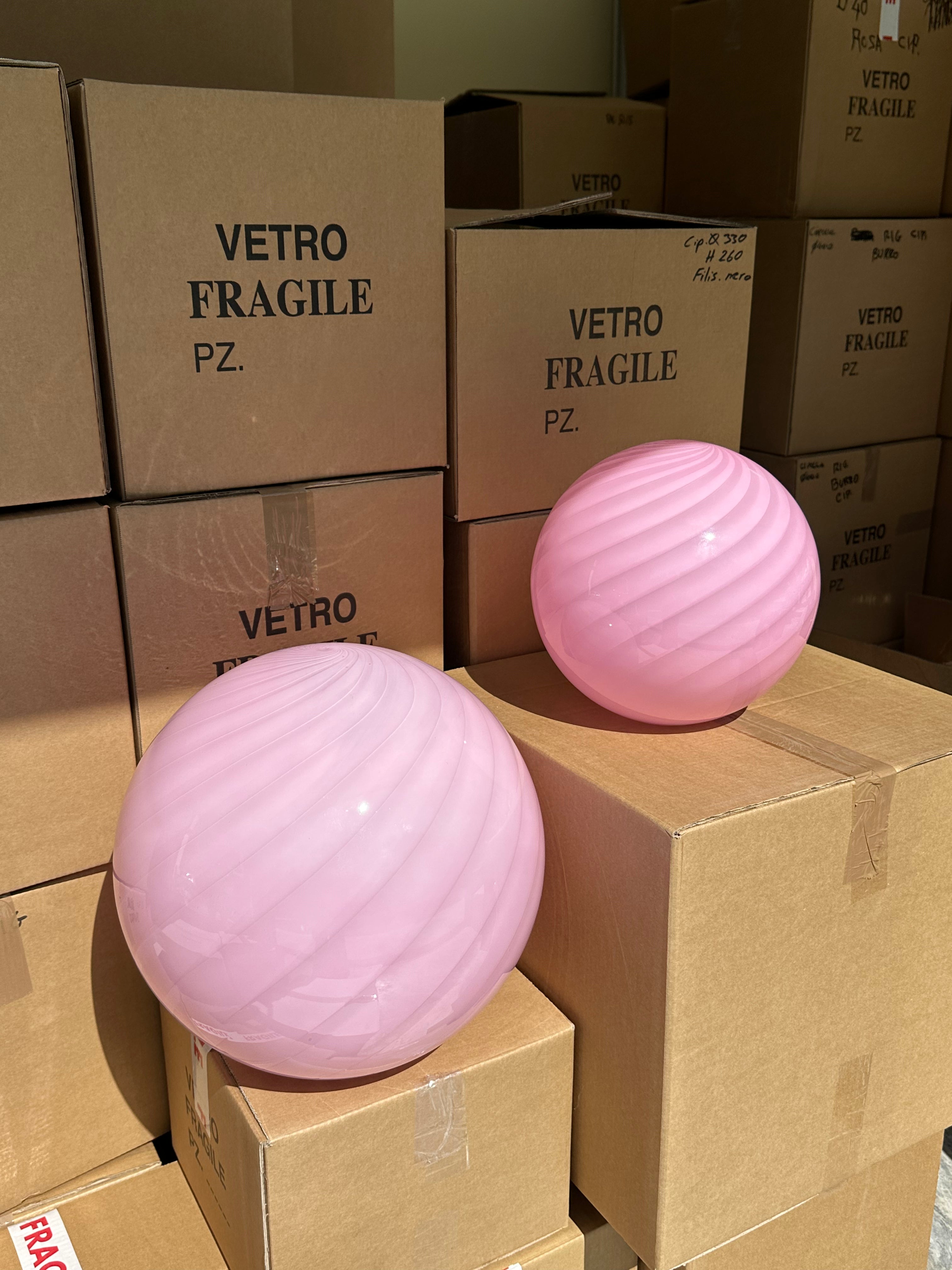Lampada da tavolo Candy a sfera in vetro di Murano rosa a spirale D40