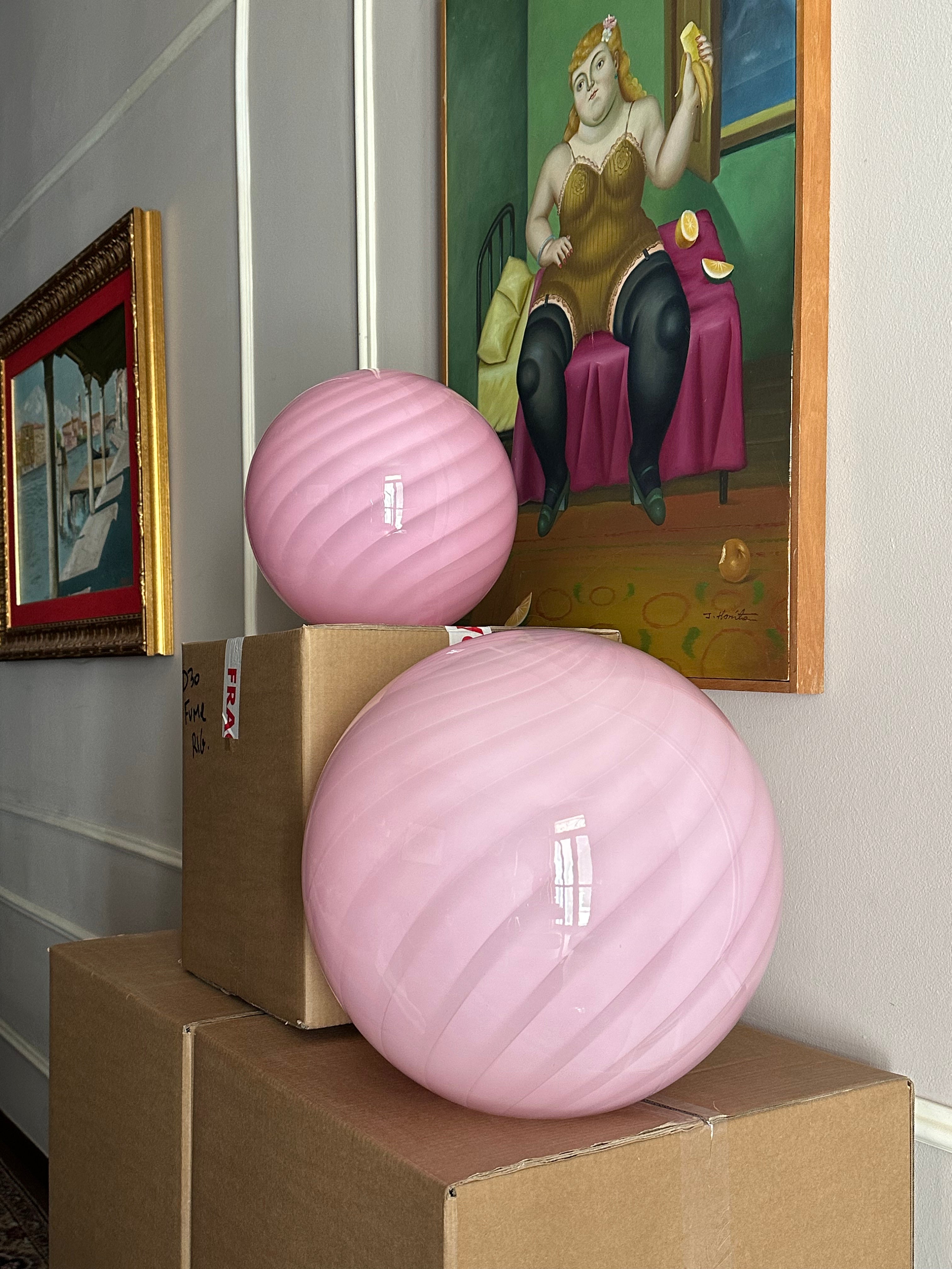 Lampada da tavolo Candy a sfera in vetro di Murano rosa a spirale D40