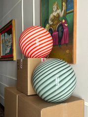 Lampada da tavolo Candy a sfera in vetro di Murano verde salvia a spirale D40