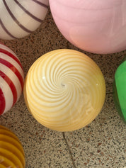 Lampada a sospensione a sfera in vetro di Murano Candy, motivo a spirale color burro, D30