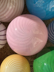 Lampada da tavolo Candy a sfera in vetro di Murano rosa a spirale D40