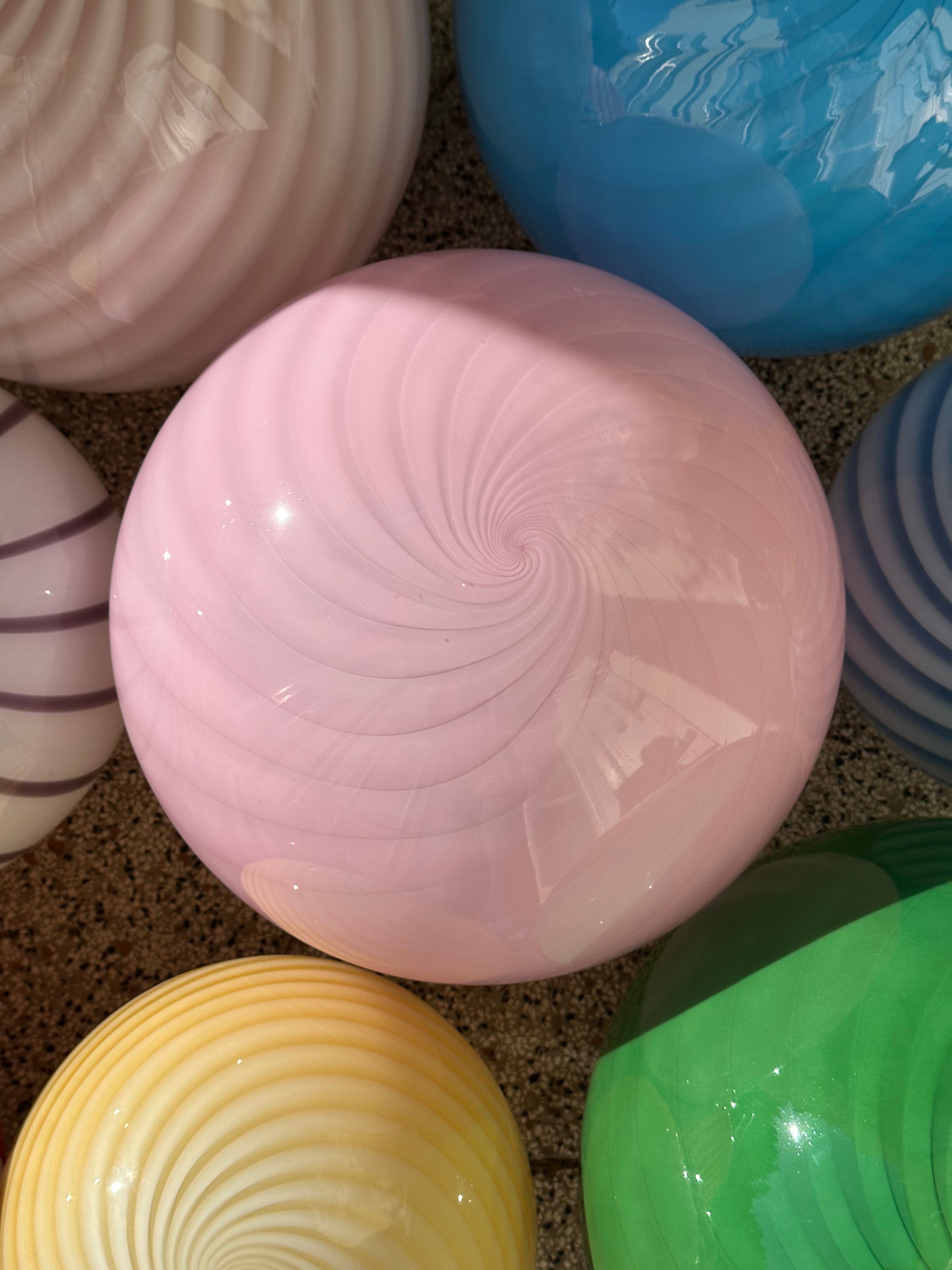 Lampada da tavolo Candy a sfera in vetro di Murano rosa a spirale D40