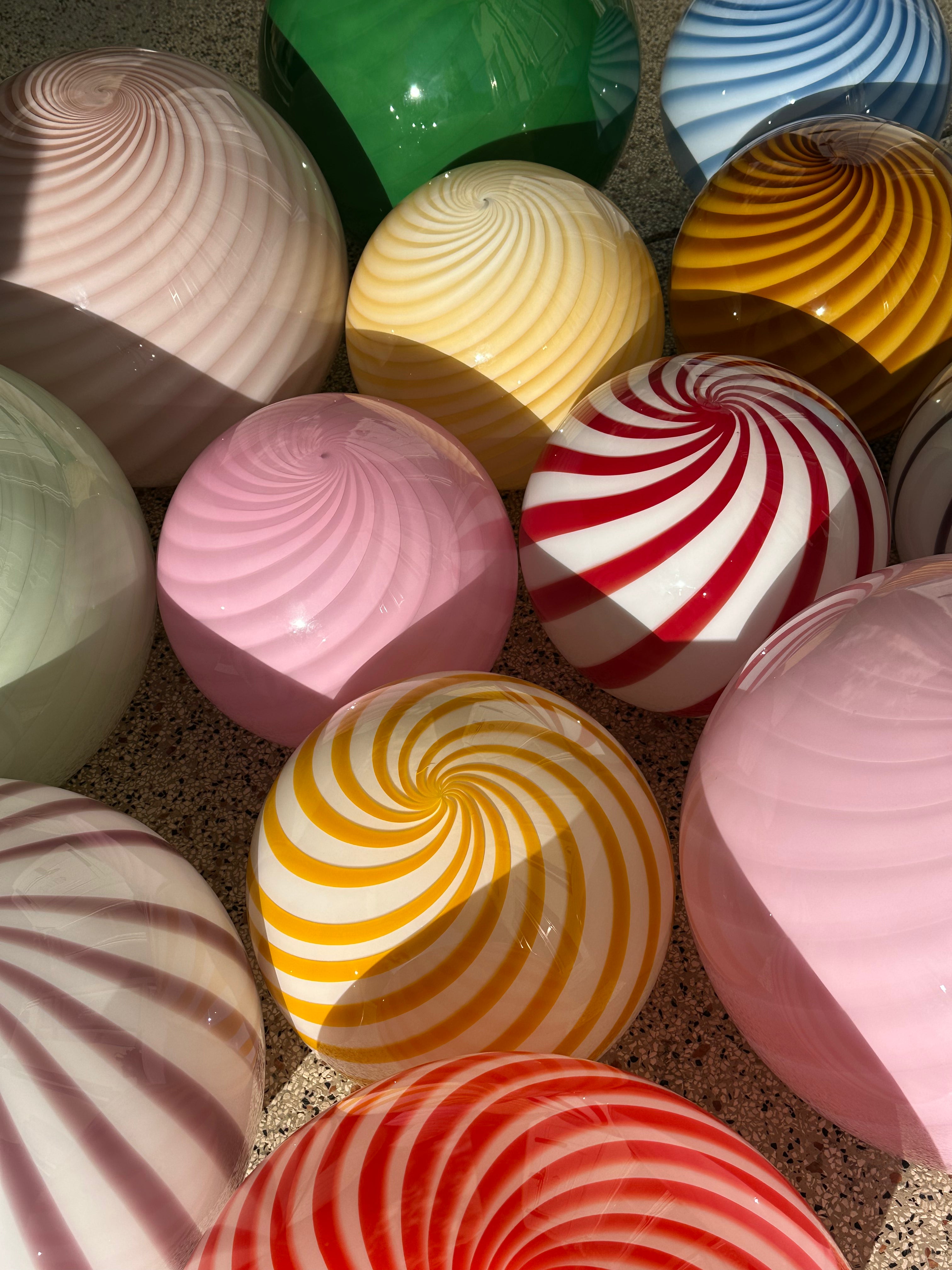 Lampada da tavolo Candy a sfera in vetro di Murano rosa a spirale D30