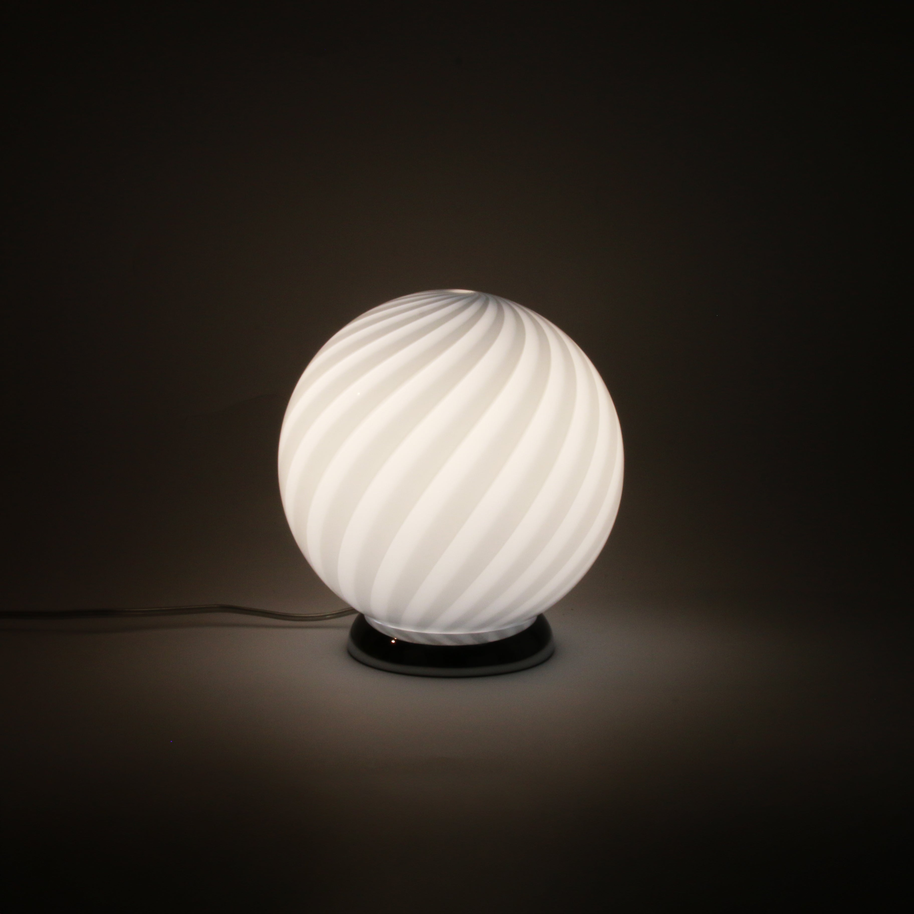 Lampada da tavolo Candy a sfera in vetro di Murano blu mirtillo a vortice D20