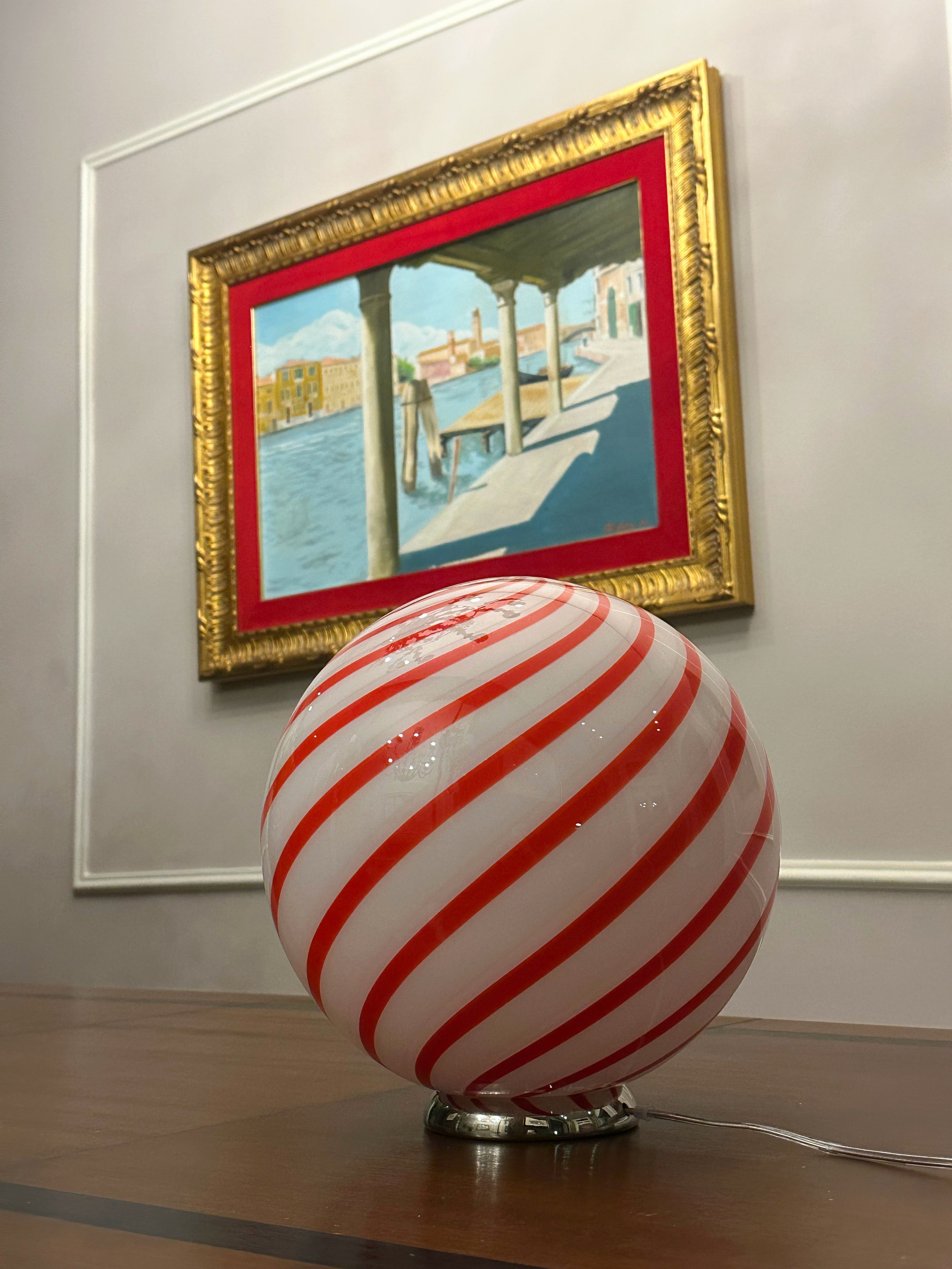 Lampada da tavolo Candy a sfera in vetro di Murano, spirale rossa e bianca D30