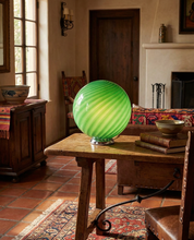 Lampada da tavolo Candy a sfera in vetro di Murano verde lime a spirale D30