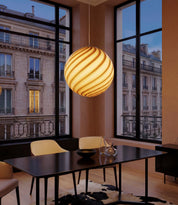 Lampada a sospensione Candy a sfera in vetro di Murano giallo miele a spirale D40