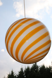 Lampada a sospensione Candy a sfera in vetro di Murano bianco e giallo a spirale D40