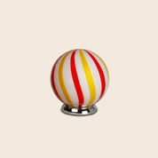 Lampada da tavolo Candy a sfera "Una Festa!", in vetro di Murano rosso e giallo con vortice morbido D20